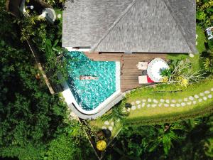 A piscina localizada em Nau Villa Ubud ou nos arredores