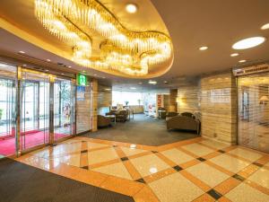 una hall con un grande lampadario a braccio in un edificio di Osaka Moriguchi Plaza Hotel ad Osaka