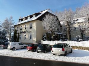 un grupo de coches estacionados frente a un edificio en Landhaus Heidehof, en Dippoldiswalde