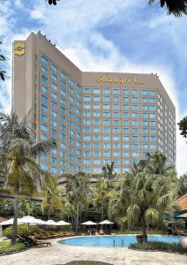 The swimming pool at or close to Shangri-la Surabaya