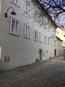 biały budynek z oknami na boku w obiekcie New flat in old town+garage w mieście Steyr