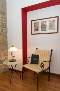 Zimmer mit einem Stuhl und einem Tisch mit einem Laptop in der Unterkunft Residence Theresia- Tailor Made Stay in Triest