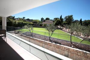 una vista sul giardino dal balcone di una casa di Seventeen Hotel a Valbonne