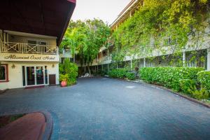 un bâtiment avec un parking en face de celui-ci dans l'établissement Altamont Court Hotel, à Kingston