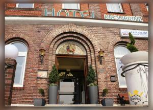 un bâtiment en briques avec une entrée à un magasin dans l'établissement Hotel Kronprinz, à Emden