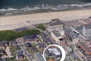 - une vue aérienne sur une plage avec un groupe de personnes dans l'établissement Hotel Niedersachsen, à Westerland