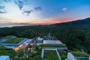 una vista aerea di un resort con palme di Svarga Resort Lombok a Senggigi