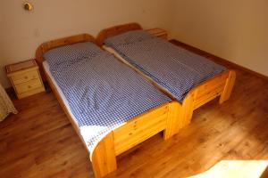 2 camas individuais num quarto com pisos em madeira em Myzermatt Monazit em Zermatt