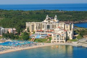 een luchtzicht op een resort met een zwembad en een strand bij Duni Marina Royal Palace Hotel - Ultra All Inclusive in Sozopol