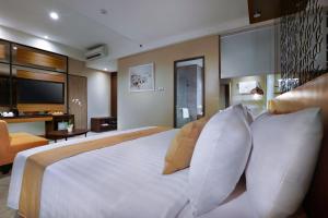 TV at/o entertainment center sa Aston Inn Mataram