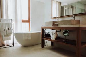 ein Badezimmer mit einer Badewanne und einem Waschbecken in der Unterkunft Es Princep - The Leading Hotels of the World in Palma de Mallorca