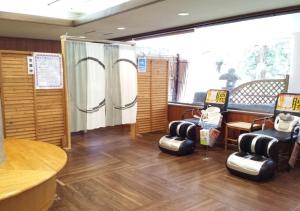 een wachtkamer met een groep stoelen en een tafel bij Higashiyama Park Hotel Shinfugetsu in Aizuwakamatsu