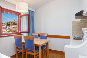 Kuhinja ili čajna kuhinja u objektu Maistra Select Riva Apartments