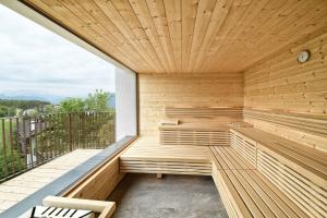 una sauna al aire libre con techo de madera en Hotel & Gasthof zum Hirschen, en San Genesio Atesino