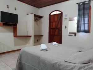 1 dormitorio con 1 cama con 2 toallas en Fazenda Morro Pelado, en Águas de Lindóia