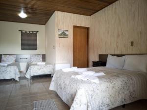 1 dormitorio con 1 cama grande y 1 sofá en Fazenda Morro Pelado, en Águas de Lindóia