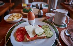 een ei bovenop een broodje op een tafel bij Villa Rock Stop Falls in Nairobi