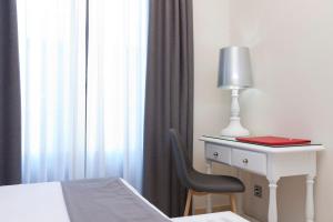 A bed or beds in a room at Hotel Carlos V