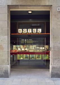 ein Fenster eines Ladens mit einem Schild darauf in der Unterkunft Casa Camper Barcelona in Barcelona