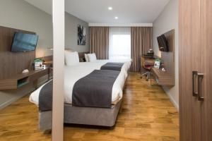 Tempat tidur dalam kamar di Holiday Inn London West, an IHG Hotel