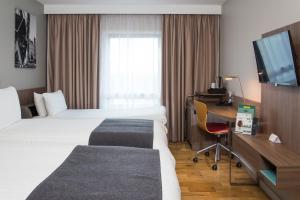 Tempat tidur dalam kamar di Holiday Inn London West, an IHG Hotel