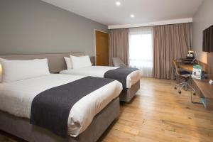 Tempat tidur dalam kamar di Holiday Inn London West, an IHG Hotel