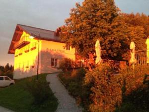 una casa con un camino delante de ella en Panoramagasthof DaxLueg, en Salzburgo