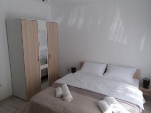 1 dormitorio con 1 cama con 2 toallas en Mario Apartament regim hotelier, en Reşiţa