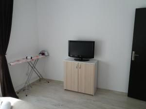 TV en la parte superior de un armario en una habitación en Mario Apartament regim hotelier, en Reşiţa