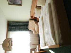 a room with a window with a curtain and towels at Hotel Garni in Bad Schallerbach