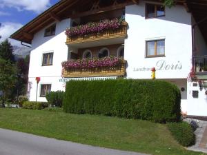 ein weißes Gebäude mit Blumenkästen drauf in der Unterkunft Landhaus Doris in Leutasch