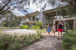 un groupe de personnes marchant devant un bâtiment dans l'établissement YHA Apollo Bay Eco, à Apollo Bay