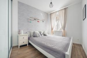 Apartamenty Sun & Snow Bursztynowe Osiedle Jantar tesisinde bir odada yatak veya yataklar