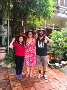 Un gruppo di persone che indossano cappelli in posa per una foto di Halo Bay Homestay a Ha Long