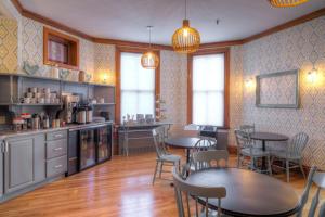 A cozinha ou kitchenette de The Hotel Portsmouth - Downtown