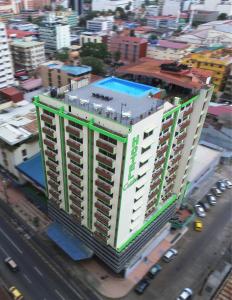 wysoki budynek z basenem na górze w obiekcie Hotel Caribe Panamá w Panamie