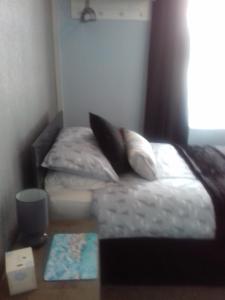 una piccola camera con letto e finestra di South Rising Guest House a Poole