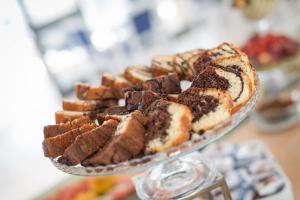 eine Platte mit chocolatechnisierten Desserts auf einem Tisch in der Unterkunft Hotel Albània in Otranto