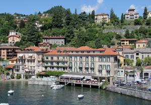 una città con barche nell'acqua e negli edifici di Hotel Bellavista a Menaggio