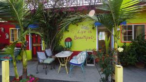 a patio with chairs and a table in front of a building at Villa Brasil Motel in Los Angeles