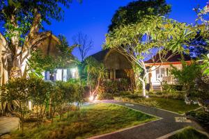 una villa con giardino di notte di Lotus Garden Huts a Nusa Lembongan