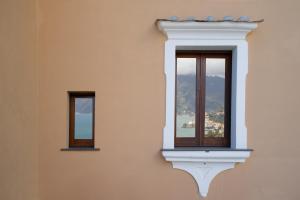 dos ventanas en el lateral de un edificio en Villa Alba d'Oro, en Amalfi