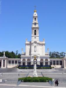 a large white building with a clock tower at Apartamento 300 metros do SANTUÁRIO DE FÁTIMA T4 in Fátima