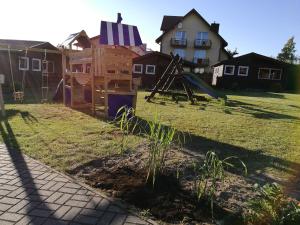 um quintal com um parque infantil e uma casa em Osada Rybacka em Jastrzębia Góra