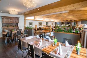 A restaurant or other place to eat at Hotel Meiringen