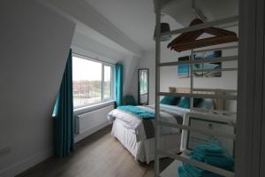 Rúm í herbergi á 2 Serviced Apartments in Childwall-South Liverpool - Each Apartment Sleeps 6