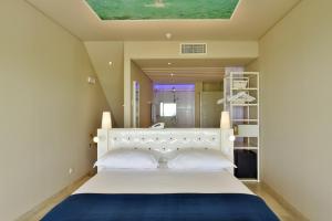 Tempat tidur dalam kamar di Pestana Alvor South Beach Premium Suite Hotel