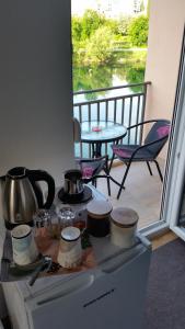 een keuken met een fornuis en een balkon met een tafel bij Trebisnjica in Trebinje