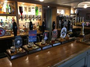 un bar avec plusieurs bouteilles d'alcool sur un comptoir dans l'établissement Fishermans Tavern, à Dundee