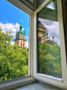 une fenêtre ouverte avec vue sur un bâtiment dans l'établissement Apartment Ryadom S Ploshadiu Rynok, à Lviv